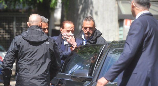 Berlusconi cade in casa portato in ospedale