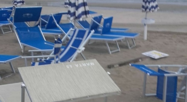 Senigallia, vandali scatenati in spiaggia ma la Capitaneria vieta i cancelli Senigallia, vandali scatenati in spiaggia ma la Capitaneria vieta i cancelli