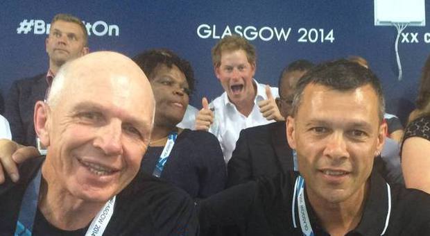 Dopo la Regina, nel selfie c'è Harry Anche William e Kate ai Commonwealth games