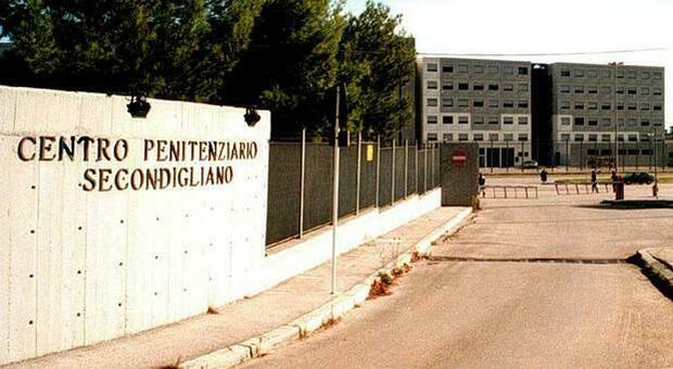 Tensione in carcere a Secondigliano: sequestrati 4 telefonini, aggredito un detenuto