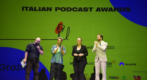 Gli ideatori de Il Pod, Andrea Colamedici, Maura Gancitano e Fabio Ragazzo insieme a Marco Carrara