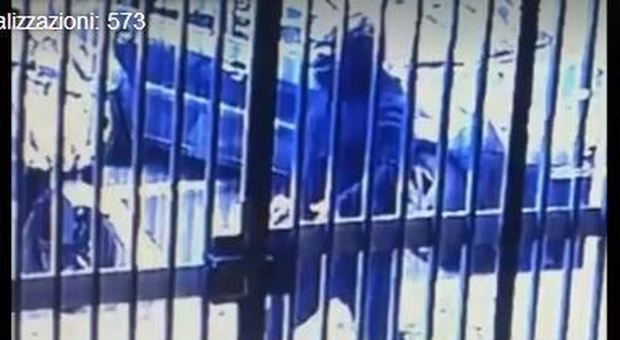 Bimba ferita a Napoli, il killer in un video: grosso, impacciato e vestito di nero