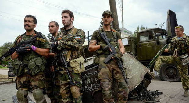 Ucraina, esercito in fuga da Lugansk Nato pronta a schierare truppe, Kiev: ci saranno decine di migliaia di morti
