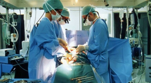 Tumore ovarico di 8 chili asportato a 61enne a Bari: scoperto grazie alla Tac