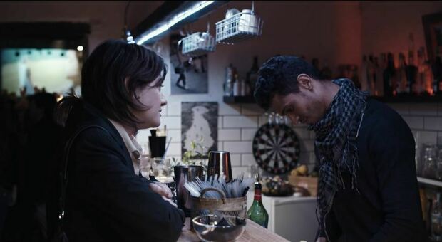 Una scena del film “La tenerezza” di Gianni Amelio in cui Giovanna Mezzogiorno lavora come interprete per i migranti
