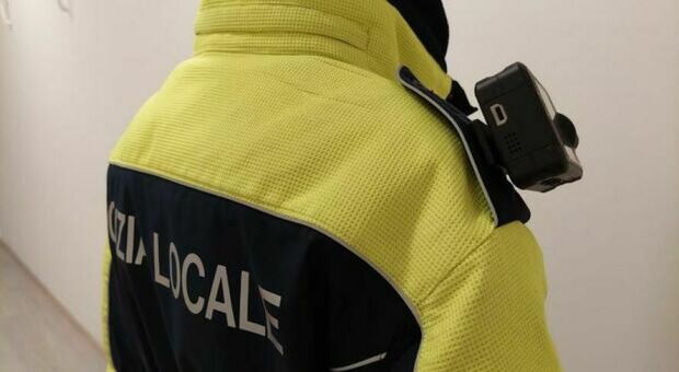 Aggressioni, risse, droga: bodycam ai vigili urbani di Ascoli. Ecco quando possono essere usate