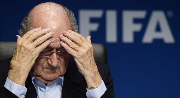 Fifa, il presidente Blatter si dimette: anche il suo nome nell'indagine dell'Fbi Platini: «Decisione difficile e coraggiosa»