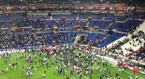 Lione-Besiktas, tensione tra le tifoserie: supporter in campo e gara cominciata con 46’ di ritardo