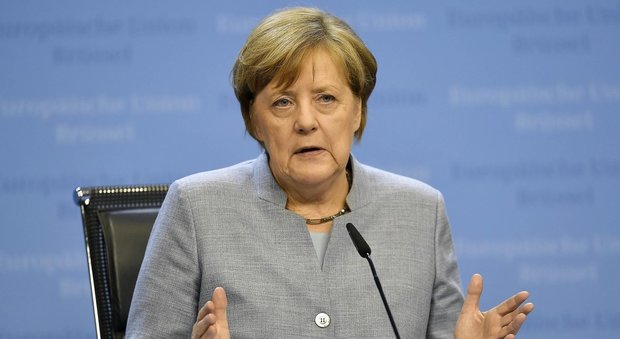 Germania, la Merkel travolge i rivali socialisti: vittoria a casa di Schulz