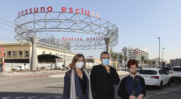 Napoli, messaggio di speranza in via Marina: installata l'opera «Nessuno escluso»