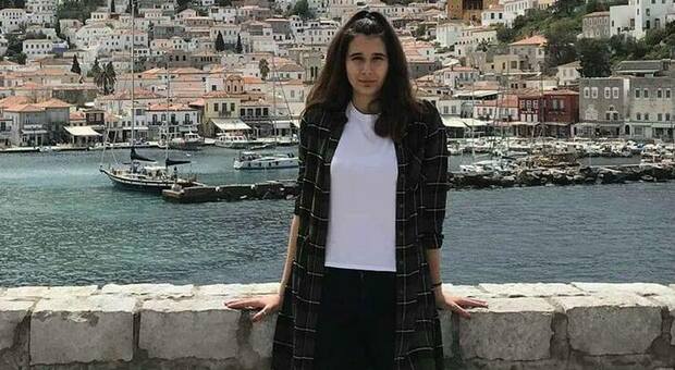 Giallo sulla nave greca nel porto di Napoli: muore cadetta di 19 anni, altri due militari malati