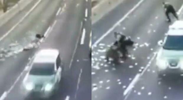 In autostrada piovono banconote: la trovata dei rapinatori per fuggire diventa virale VIDEO