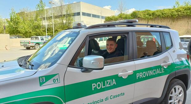 Il presidente della Provincia Giorgio Magliocca in una delle 5 nuove auto della polizia municipale