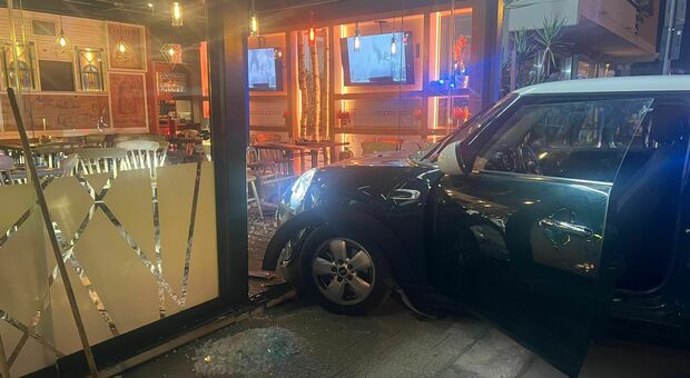 Terrore al ristorante, auto perde il controllo e finisce dentro il locale: clienti feriti FOTO