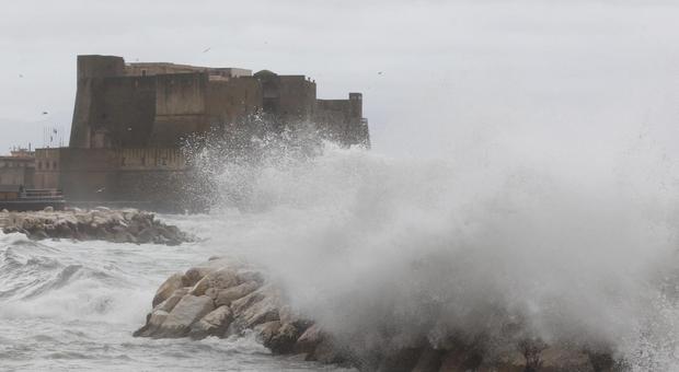 Napoli nella morsa del maltempo: pioverà fino a martedì, collegamenti difficili con le isole