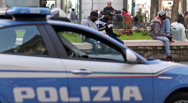 Soldi falsi, droga e rapina: tunisino arrestato a Napoli