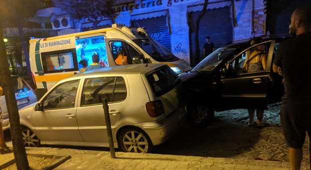 Auto a folle velocità si schianta su veicolo parcheggiato nel Napoletano: feriti due ragazzi, l'autista aveva solo il foglio rosa