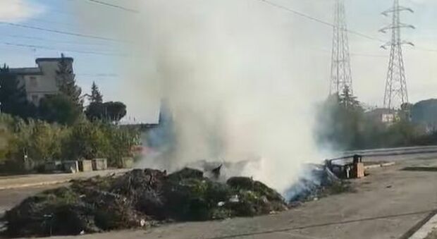 Settecamini, l'ennesima discarica prende fuoco «Siamo sommersi dai rifiuti» Video