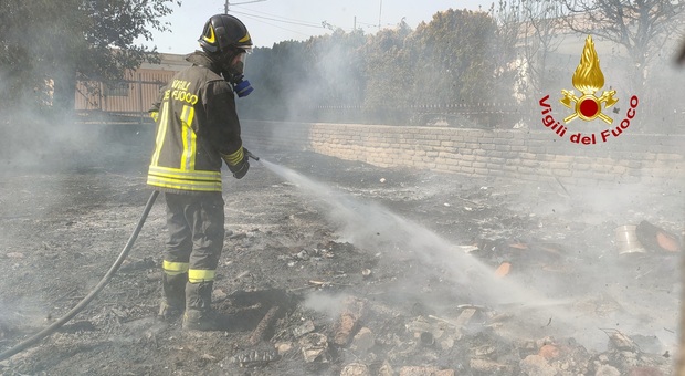 Incendio di sterpaglie e rifiuti minaccia le abitazioni: allarme a Villa Literno