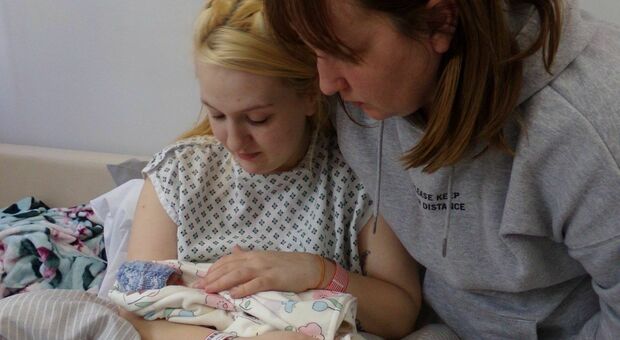 «Troppo presto»: i medici la mandano a casa ma partorisce poche ore dopo. Neonata muore