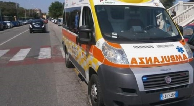 Ancona, si ubriaca in spiaggia fino a perdere conoscenza: 50enne in codice rosso all'ospedale