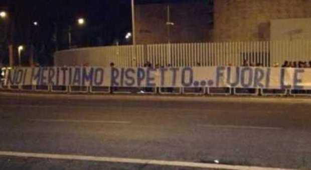 Lazio-Cagliari, lo striscione dei tifosi all'Olimpico: fuori le palle