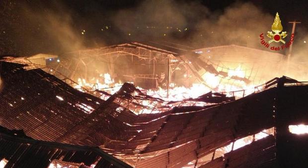 Rogo alla Garbellotto Botti: le fiamme distruggono 4mila mq di magazzini