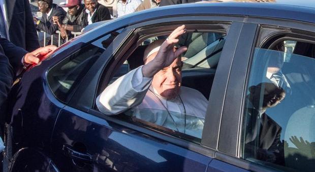 Papa Francesco in Egitto senza auto blindata: "Come tutti"