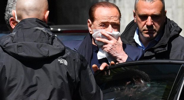 Paura per Silvio Berlusconi: "Ha battuto la testa", ricoverato in ospedale