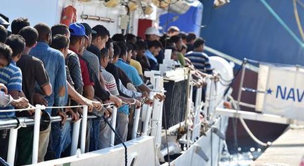 Migranti, nuova ondata verso l'Italia: 500 soccorsi, anche nave Usa con 42 a bordo