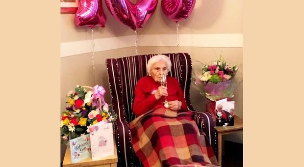 Donna di 105 anni svela il suo segreto: stare alla larga dagli uomini