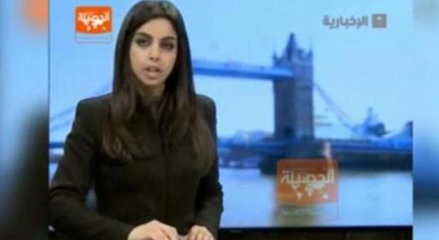 Arabia, la giornalista legge il tg senza velo: è la prima volta e scoppia lo scandalo