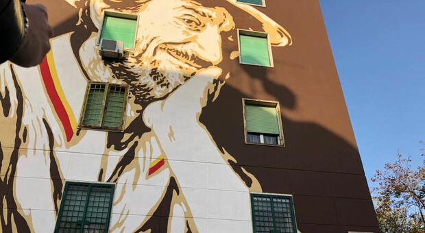Roma, inaugurato al Tufello il murale dedicato a Gigi Proietti. Fienga: «Era un nostro illustre tifoso»