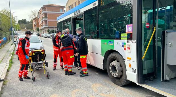 Ancona, malore sull'autobus: paura per un anziano soccorso immediatamente dal conducente