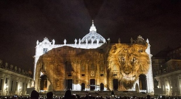 Giubileo, folla a San Pietro per lo spettacolo di luci sulla Basilica