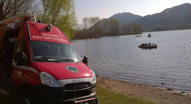 Treviso, in pedalò sul lago con la fidanzata, la barca affonda: 18enne annegato