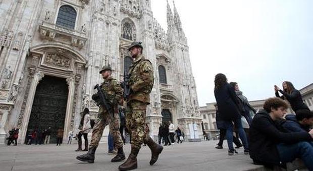 Milano, è allarme sicurezza. De Corato: «Deve tornare l'esercito»