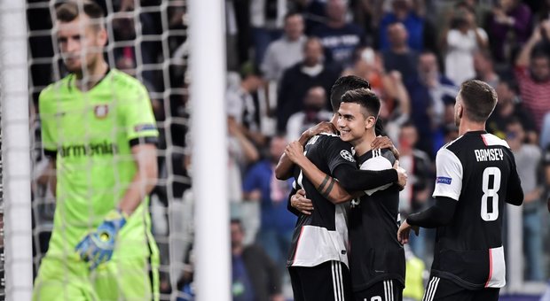 Dybala esulta con Cristiano Ronaldo dopo il gol del 3-0