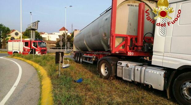 Incidente sulla Treviso Mare: camion esce di strada al casello della A27