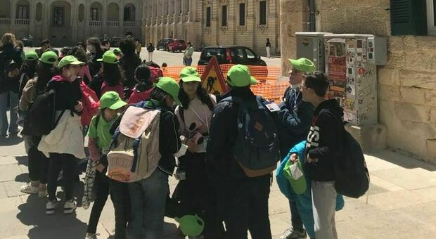 Lecce, piazza Duomo ancora invasa dalle auto tra turisti e studenti in gita scolastica