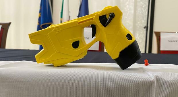 Pescara, rapinatore armato di coltello bloccato con il Taser: in carcere
