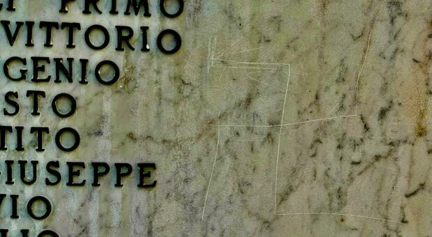 Svastica sulla lapide dei caduti a Isola del Piano, l'indignazione del sindaco Paolini: «Vergogna, gesto da vigliacchi»