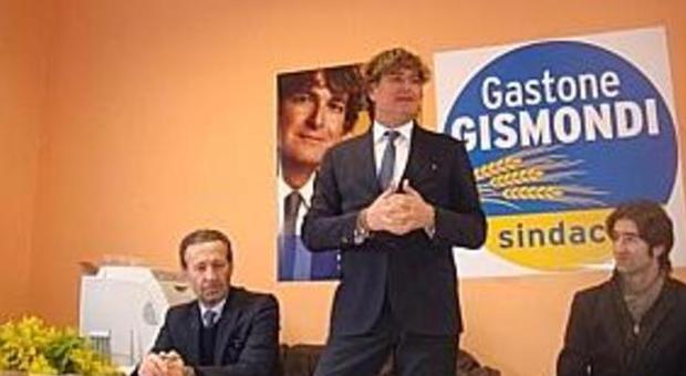 In piedi l'ex sindaco Gastone Gismondi