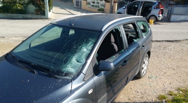 Distrugge i vetri di cinque auto e manda all'ospedale tre carabinieri: denuncia e ricovero coatto per il clandestino