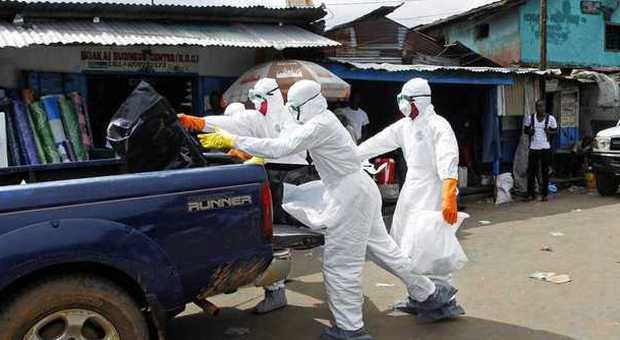 Ebola, morto il quarto dottore in Sierra Leone. Il 10% per cento delle vittime sono medici e infermieri