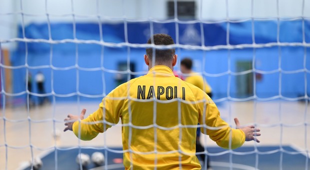 Lorenzo Pietrangelo, pronto a difendere la porta del Napoli Futsal