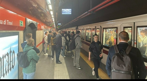 Roma, tentano di rubare sulla metro a Barberini: borseggiatori linciati dai passeggeri