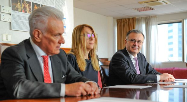 Michele Caporossi (a sinistra) con l'ex direttrice amministrativa Vania Rado e con il nuovo direttore amministrativo Giorgio Casati