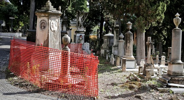 Roma, ultimo oltraggio al cimitero: furti, degrado e vandali