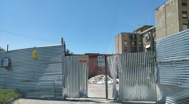 Demolizione dei container a Pozzuoli, ordigno esplosivo contro il cantiere